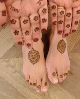 Raveena Tandon feet photo thumbnail