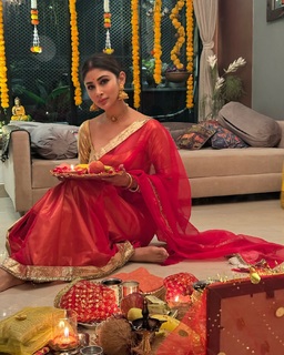 Mouni Roy feet photo thumbnail