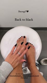 Ludovica Pagani feet photo thumbnail