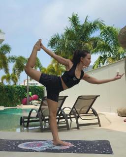 Larissa Manoela feet photo thumbnail