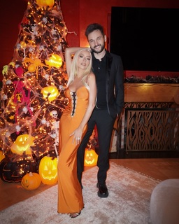 Christina Aguilera feet photo thumbnail