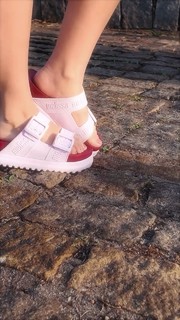 Larissa Manoela feet photo thumbnail
