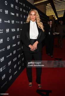 Elizabeth Berkley feet photo 4