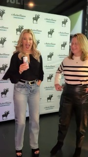 Elizabeth Banks feet photo thumbnail