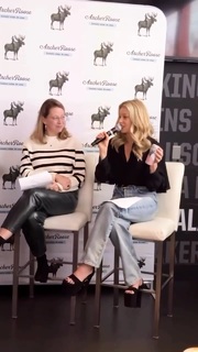 Elizabeth Banks feet photo thumbnail