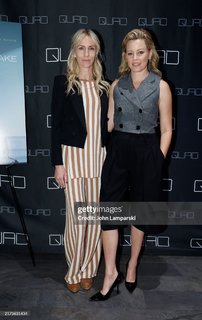 Elizabeth Banks feet photo thumbnail