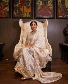 Sonali Bendre feet photo thumbnail