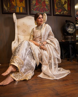 Sonali Bendre feet photo thumbnail