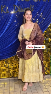 Jannat Zubair Rahmani feet photo thumbnail
