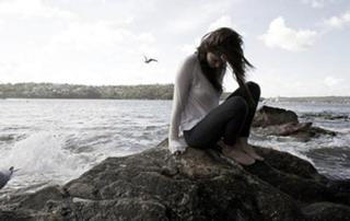 Phoebe Tonkin feet photo thumbnail