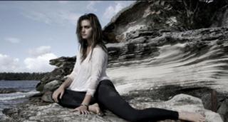 Phoebe Tonkin feet photo thumbnail