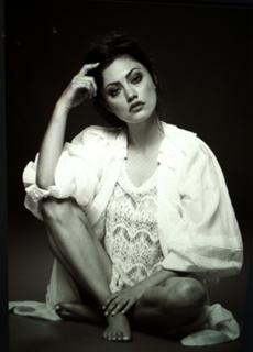 Phoebe Tonkin feet photo thumbnail