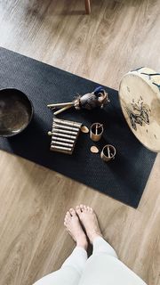 Isis Valverde feet photo thumbnail