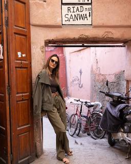 Alessandra Ambrosio feet photo thumbnail