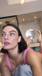 Isis Valverde feet photo thumbnail