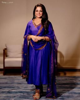Kavya Madhavan feet photo 4