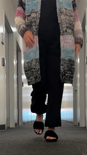 Elizabeth Banks feet photo thumbnail