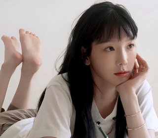 Taeyeon feet photo 5