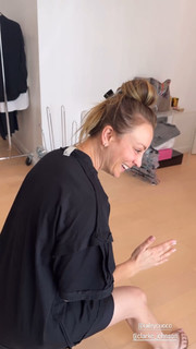 Kaley Cuoco feet photo thumbnail