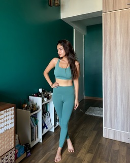 Anushka Sen feet photo thumbnail