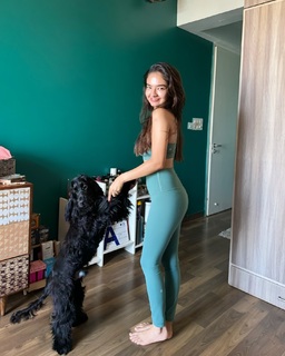 Anushka Sen feet photo thumbnail