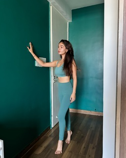 Anushka Sen feet photo thumbnail