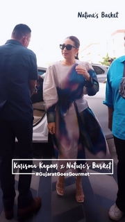 Karisma Kapoor feet photo thumbnail