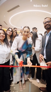 Karisma Kapoor feet photo thumbnail