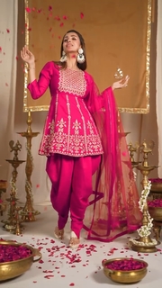 Malaika Arora feet photo thumbnail