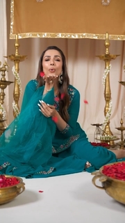 Malaika Arora feet photo thumbnail