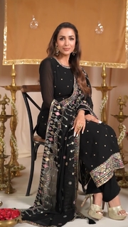 Malaika Arora feet photo thumbnail
