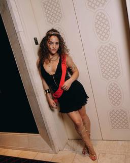 Sofie Dossi feet photo thumbnail