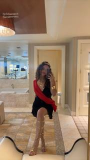 Sofie Dossi feet photo thumbnail