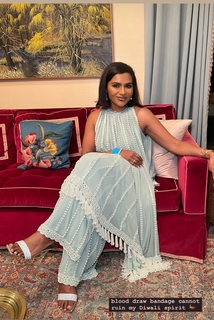 Mindy Kaling feet photo thumbnail