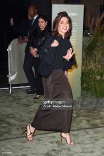 Aubrey Plaza feet photo thumbnail
