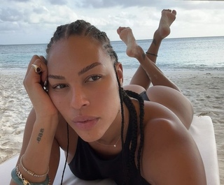 Liz Cambage feet photo 3
