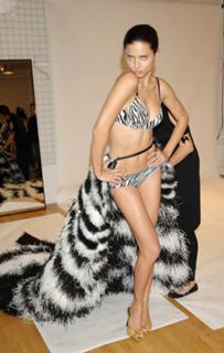 Adriana Lima feet photo thumbnail