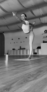 Isis Valverde feet photo thumbnail