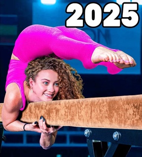 Sofie Dossi feet photo thumbnail