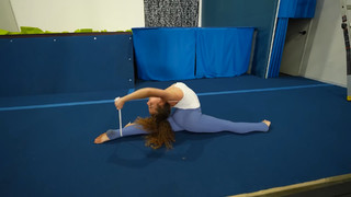 Sofie Dossi feet photo thumbnail