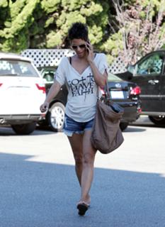 Halle Berry feet photo thumbnail