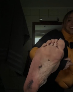 Lola Weippert feet photo thumbnail