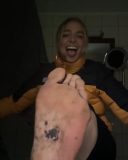 Lola Weippert feet photo thumbnail