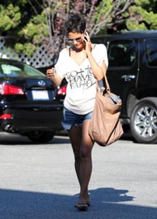 Halle Berry feet photo thumbnail