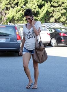 Halle Berry feet photo thumbnail