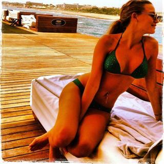 Serenay Sarikaya feet photo thumbnail