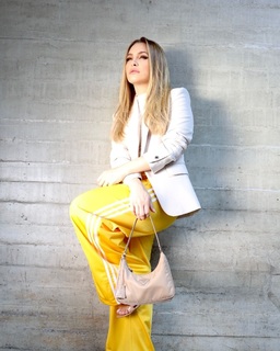 Carla Diaz feet photo thumbnail