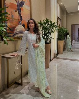 Anushka Sen feet photo thumbnail