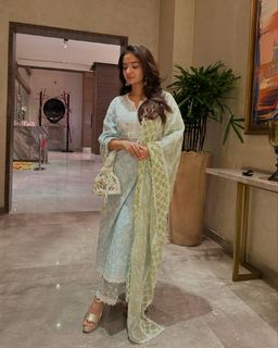 Anushka Sen feet photo thumbnail