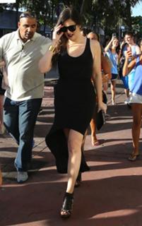 Khloé Kardashian feet photo thumbnail